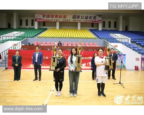 姚明挥拳呐喊激励全场展现中国篮球精神与团结力量