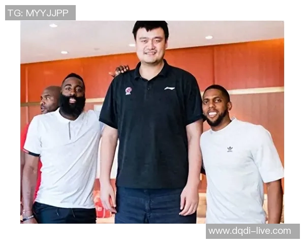 路人对姚明的偏见与误解揭示了社会对身高与能力的刻板印象