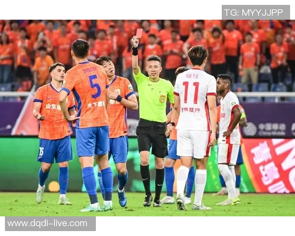 中超赛场巴黎圣日耳曼与里昂激战成平局红牌事件引发全场热议 中超赛场巴黎圣日耳曼与里昂激战成平局红牌事件引发全场热议